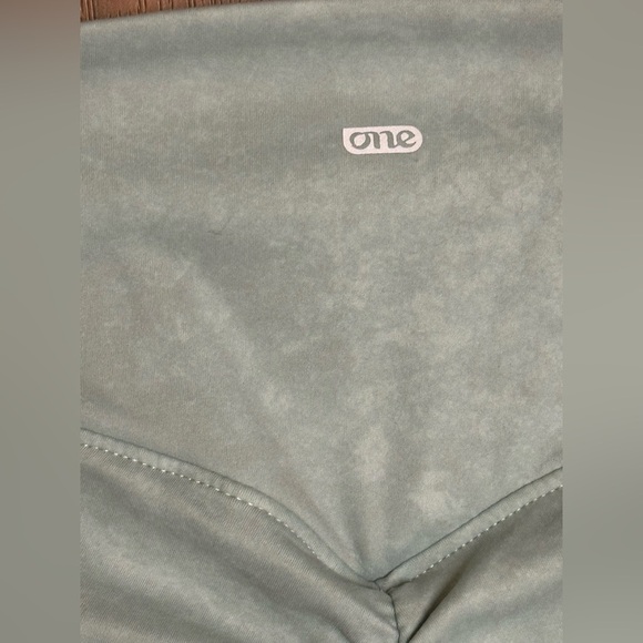 Green Leggings with High-Waisted Design - Picture 6 of 8